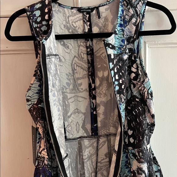 Guess By Marciano Zip Front Dress With Hidden Side Pockets. Gorgeous Pattern - Picture 9 of 9